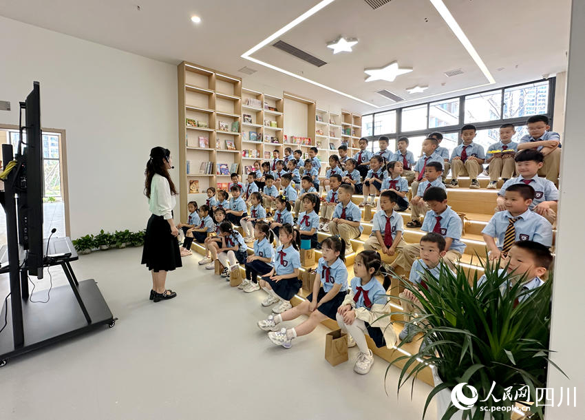 南充市將軍學校課堂上的孩子們。人民網記者 王波攝