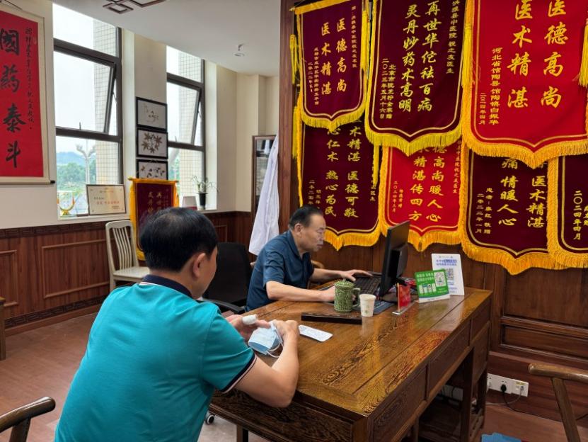 祝之友為患者問診。張越攝