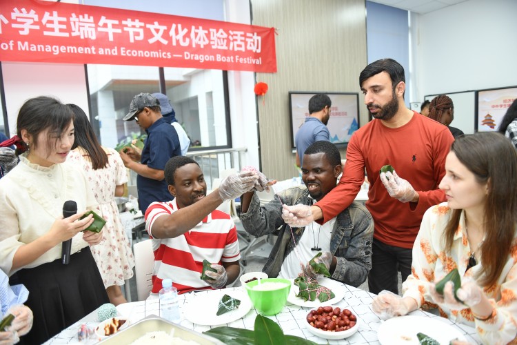 將各種餡放進(jìn)粽子里面。向雨供圖