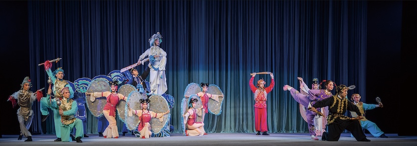李玲琳在川劇《白蛇傳 金山寺》一折中飾演武白蛇。成都市川劇研究院供圖.