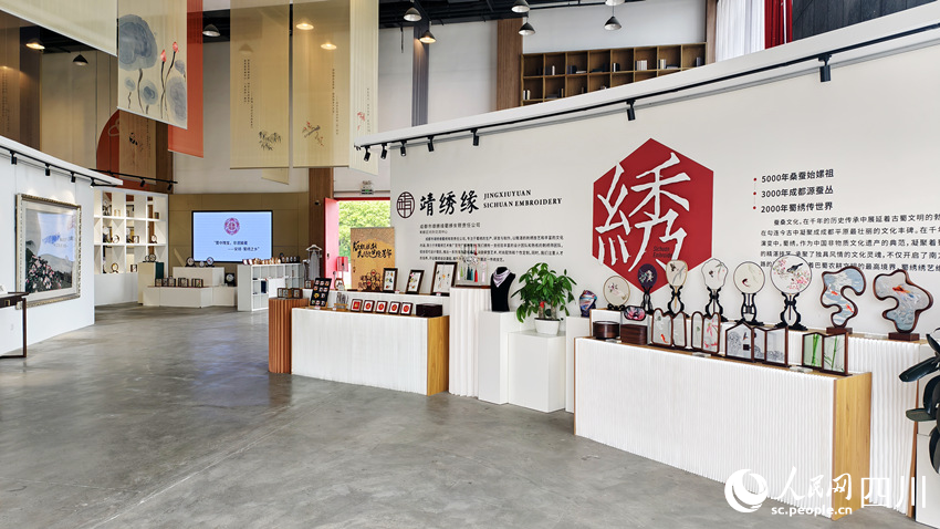創意中心里的蜀繡產品琳瑯滿目。人民網 趙祖樂攝