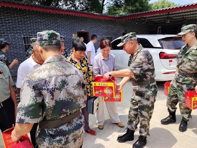 發放慰問品。蔣兵供圖