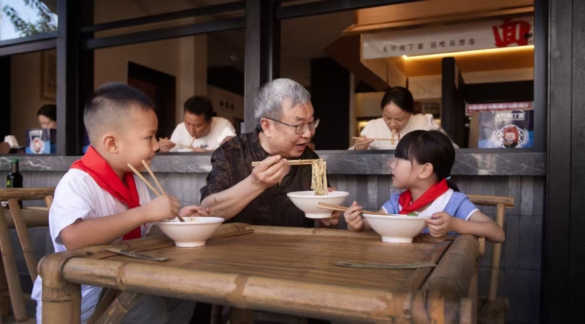 市民正在吃肉丁面。高練輝供圖