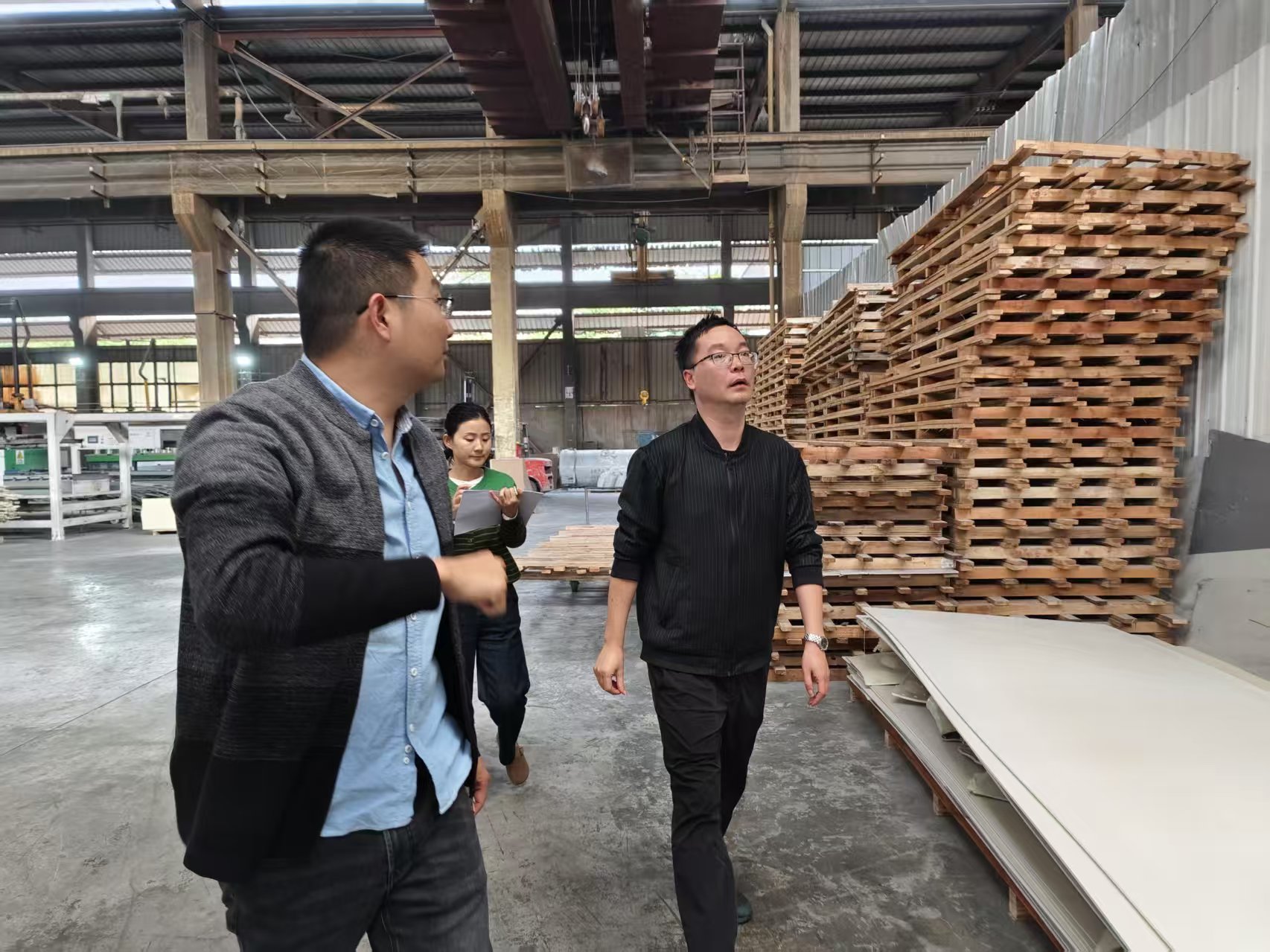 政府工作人員走訪企業征集建議。青白江區委社會工作部供圖