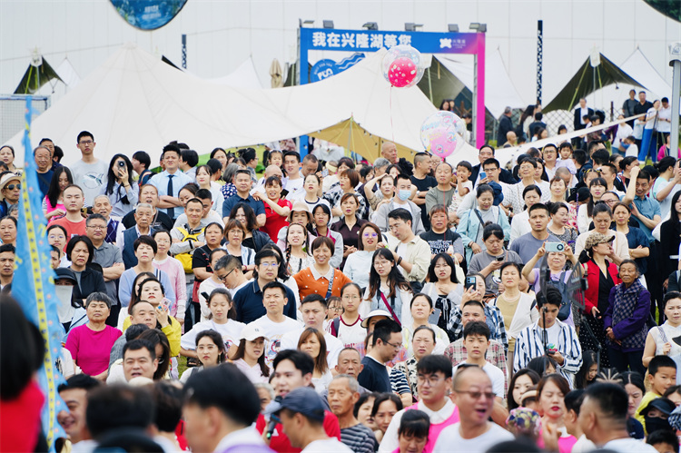 市民游客觀看現場。達霄羽供圖