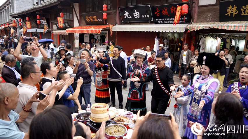 會理以“藥香千年.古城盛宴”為主題，在古城及元天街、東城巷等10條街巷擺出1256桌露天宴席。沙琳 攝
