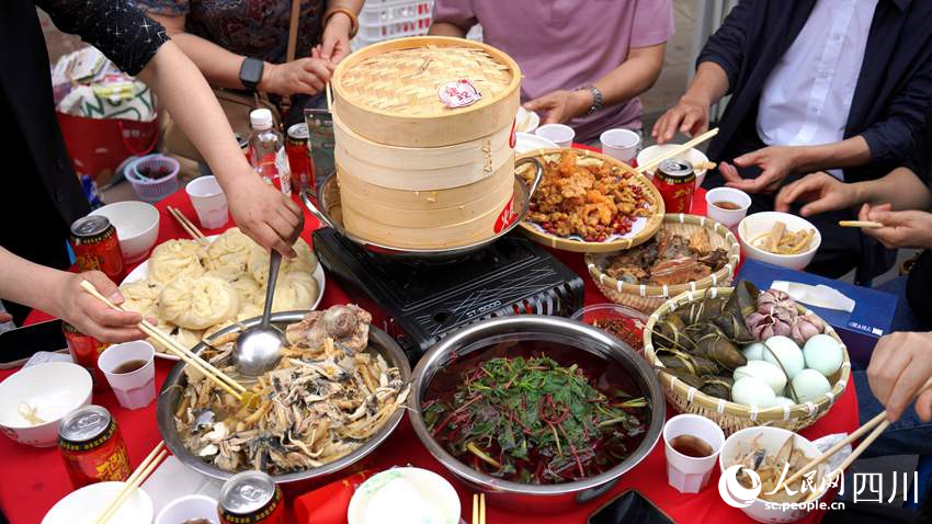 今年端午節(jié)，會理3000余桌藥根宴，吸引天南海北食客匯聚。沙琳 攝 