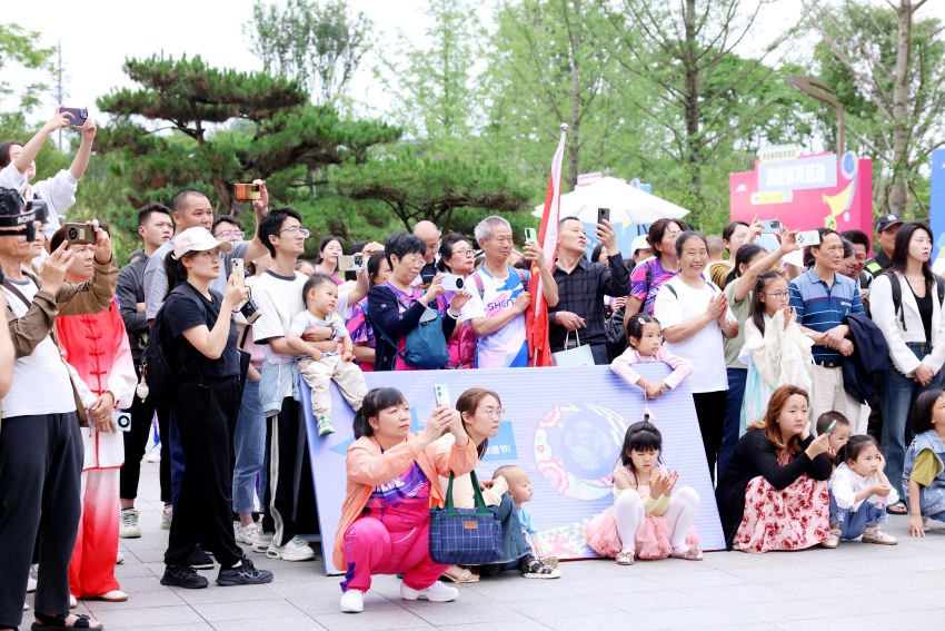活動現場：游客駐足觀看。東部新區供圖