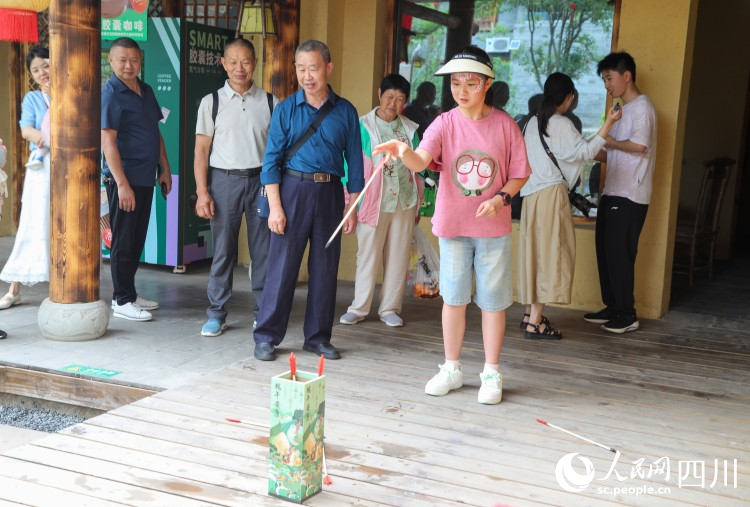 游客參與投壺活動(dòng)。李建生攝