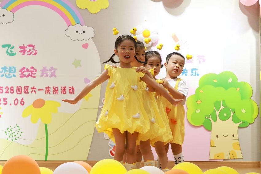 孩子們在表演《可愛小鴨子》。成都市第三幼兒園528園區供圖