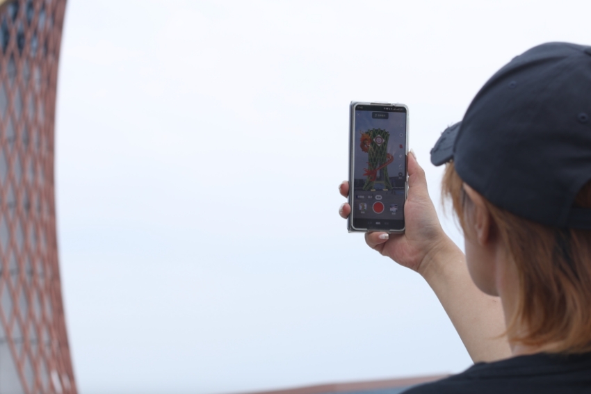 觀眾通過手機掃碼，觀看“非遺塔”變身“竹編技藝”“火龍燈舞”的AR特效。主辦方供圖
