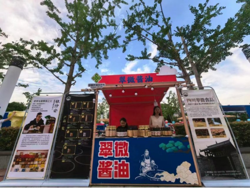 在重慶分會場巴蜀釀造技藝展上，青神翠微傳統手工醬油釀造技藝登場。唐沁瀟攝