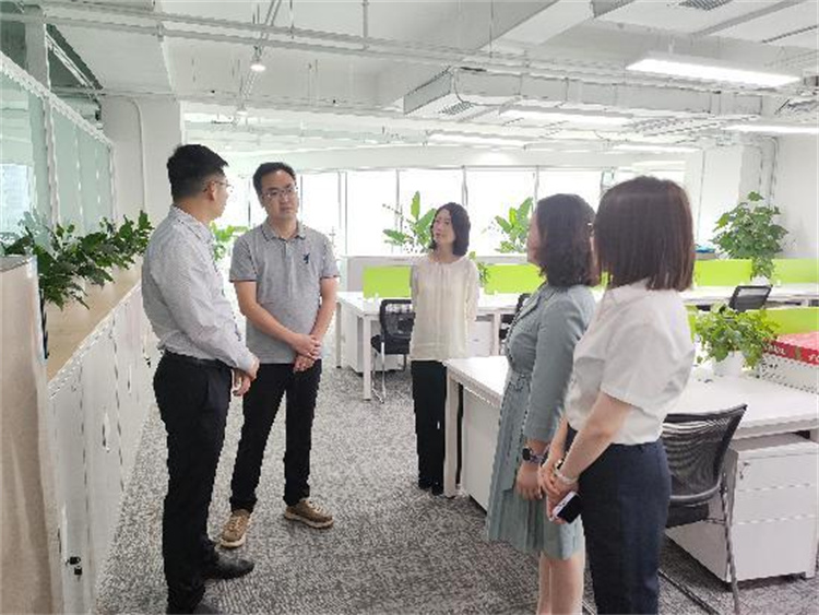 政府工作人員到企業了解企業需求。黃成薇供圖