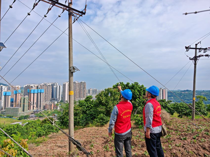 高考前夕，水電集團對重點電力設施進行巡檢。四川省水電集團供圖