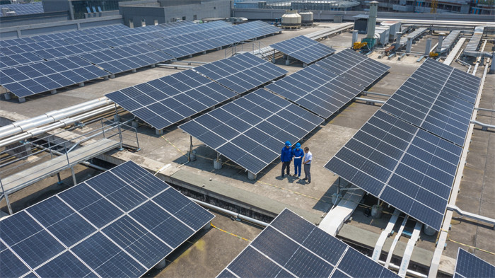 6月11日，國網成都供電公司員工在成都機器人產業園檢查光儲充放一體智慧微電網運行情況。陳紅梅攝