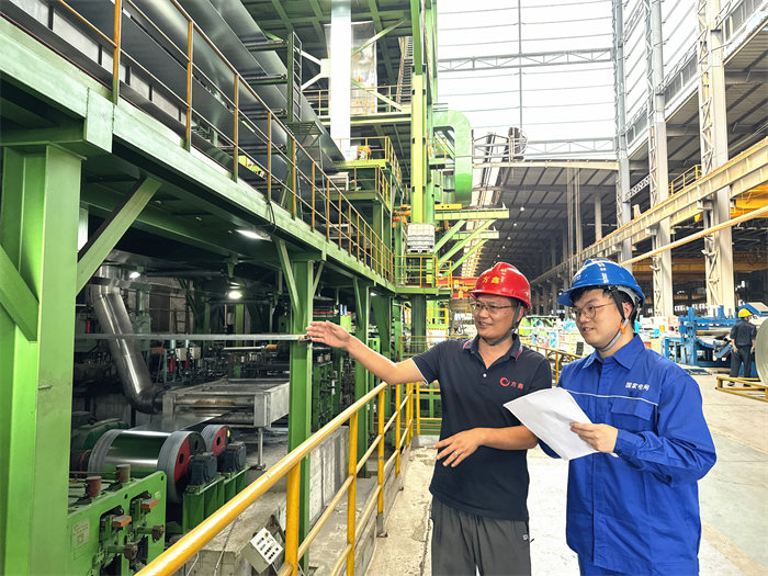 6月12日，國網成都市新津供電公司“電力精算師”到成都方鑫冷軋薄板有限公司，協助企業在高溫下采用最佳用能策略。彭乙軒攝