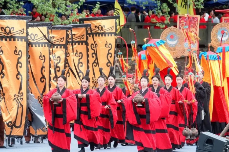 都江堰景區(qū)伏龍觀廣場將舉辦非遺項(xiàng)目展覽。成都市文廣旅局供圖
