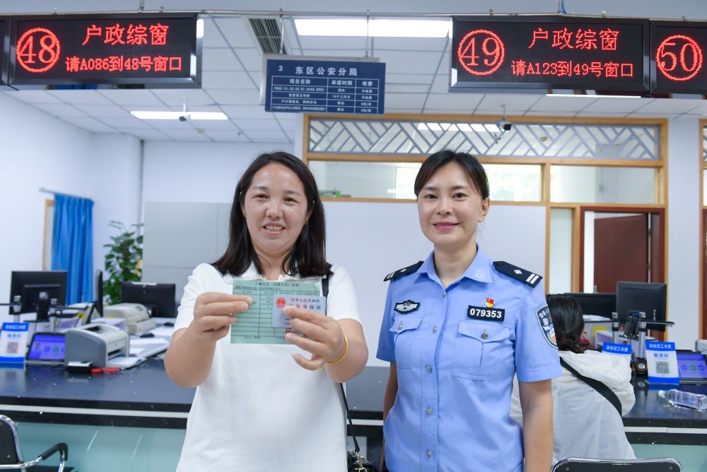 民警為李女士開具直系親屬關(guān)系證明。攀枝花公安供圖