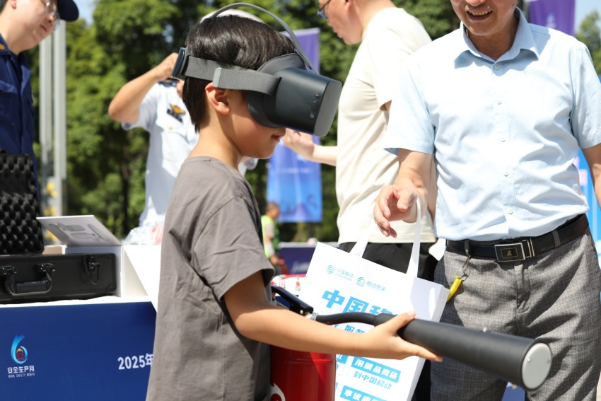 在全省”安全宣傳咨詢日“活動現場，小朋友體驗VR滅火。內江消防供圖