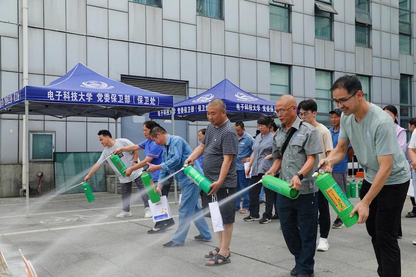 滅火器使用實操現場。主辦方供圖