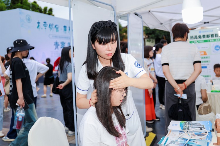 為市民按摩頸部。張靜供圖