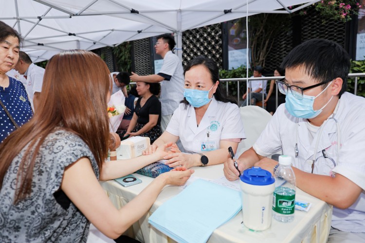 為市民義診。張靜供圖