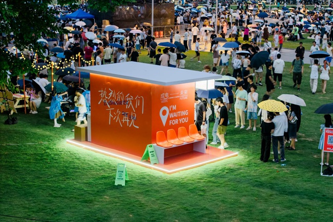 電子科技大學(xué)為2025屆畢業(yè)生送上了一份特別的禮物——以“抽盲盒”形式定格成電記憶。學(xué)校供圖