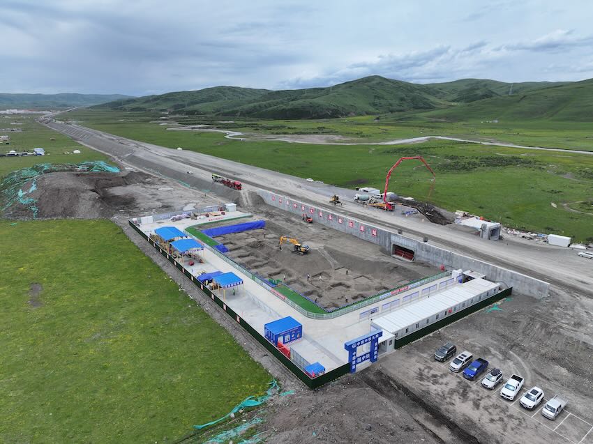 紅原站建設(shè)現(xiàn)場(chǎng)。成蘭鐵路公司供圖
