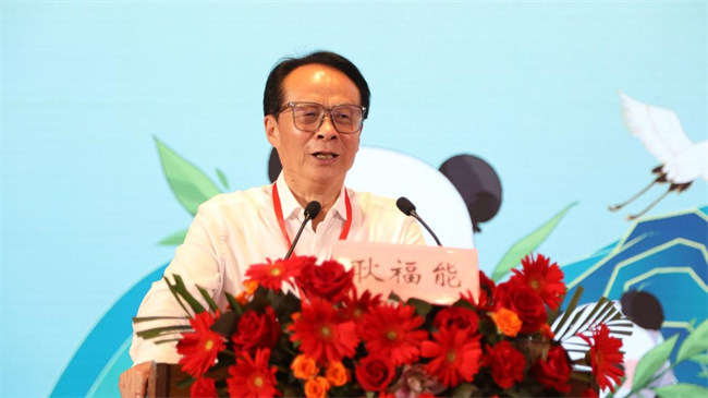 全國人大代表、中國醫(yī)藥教育協(xié)會新中醫(yī)發(fā)展促進(jìn)專業(yè)委員會主任委員、好醫(yī)生集團(tuán)董事長耿福能現(xiàn)場發(fā)言。主辦方供圖