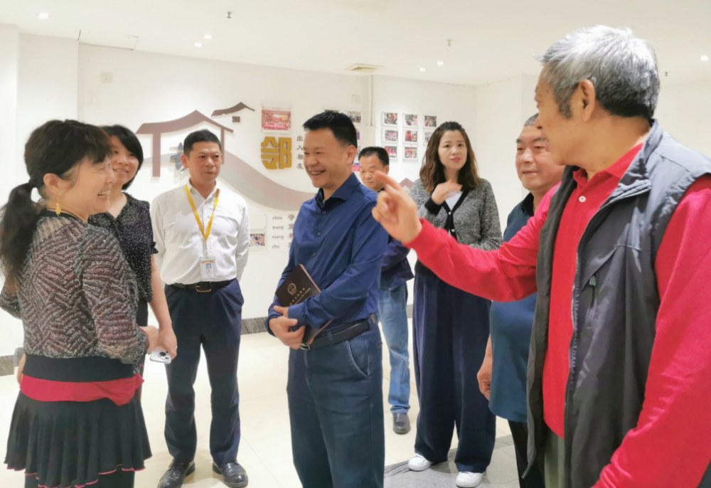 4月25日，人大代表們主動走進復地雍湖灣小區，與小區黨總支、院委會、業委會、物業及黨群骨干開展“解剖麻雀”式調研。石羊街辦供圖