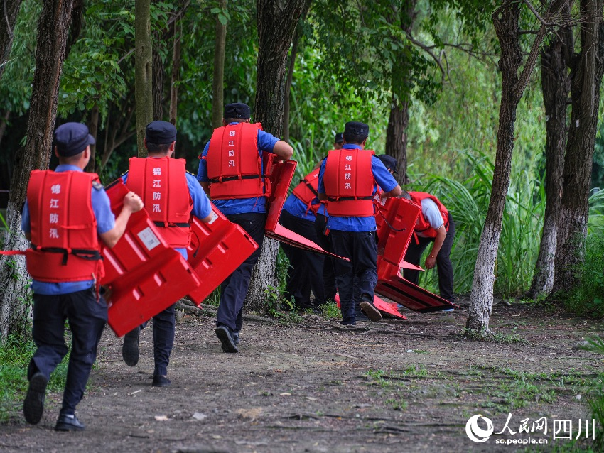 6月25日，四川成都，救援人員在東湖公園參加防汛應急救援實戰(zhàn)演練。程雪力攝