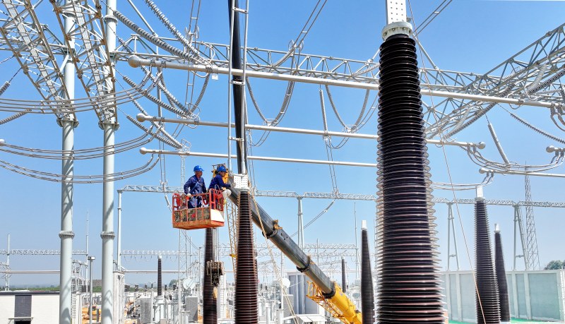 國網四川送變電公司作業人員在成都邛崍500千伏變電站內安裝設備。陳翔攝