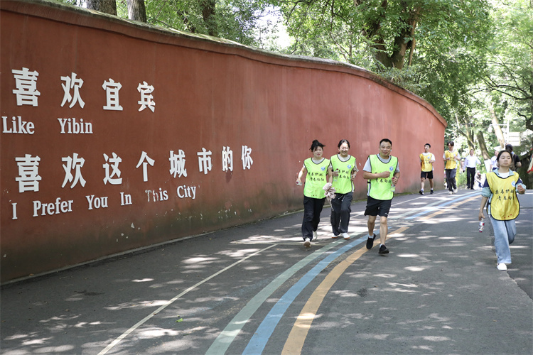 在翠屏山景區內綠道上跑步。翠屏區融媒體中心供圖