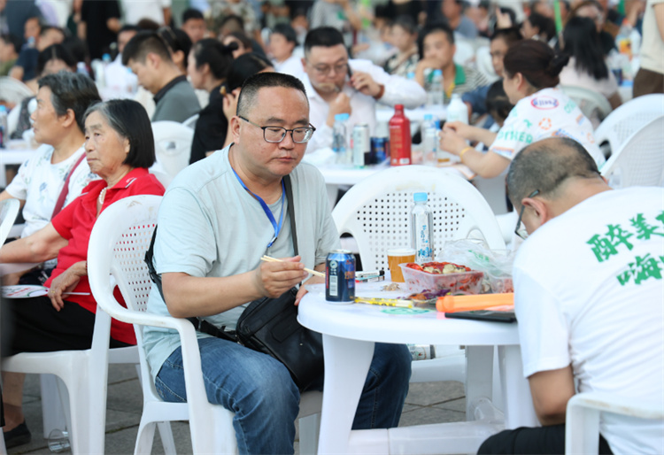 游客市民品美食。馮勛供圖