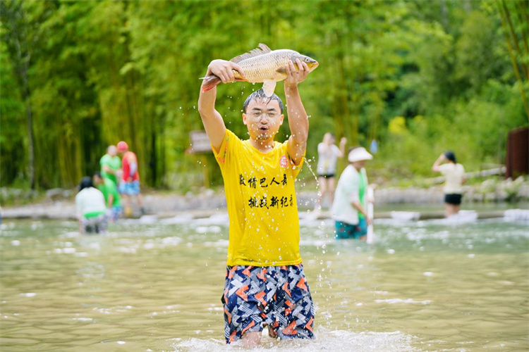 游客摸到大魚。主辦方供圖