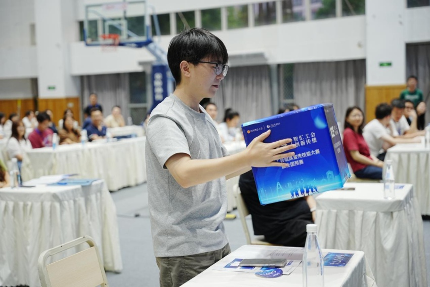 參賽選手抽簽現場。主辦方供圖 