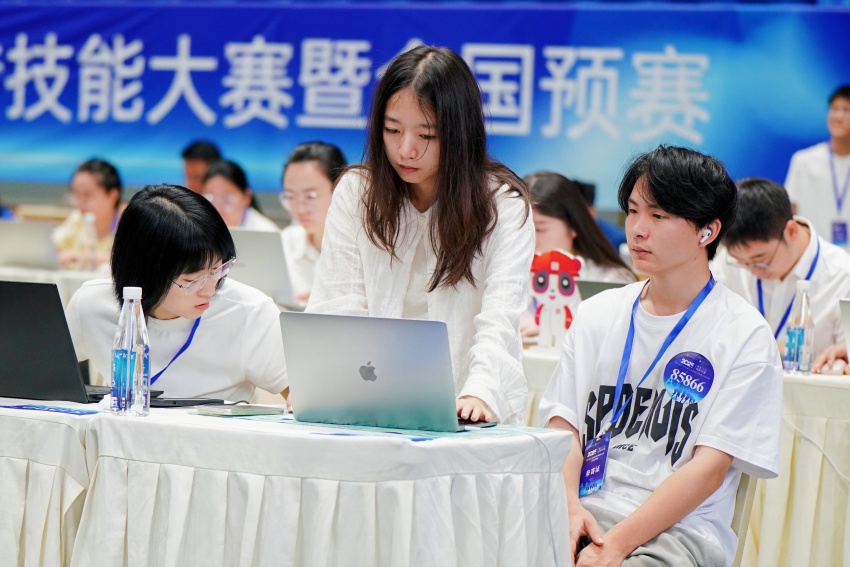 參賽選手現(xiàn)場闡釋作品。主辦方供圖