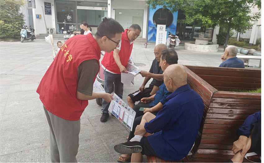 志愿者向群眾分發垃圾分類宣傳手冊。溫江區永寧街道供圖