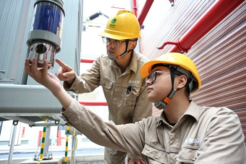 國網邛崍市供電公司員工驗收成都高埂220千伏輸變電工程。國網成都供電公司供圖