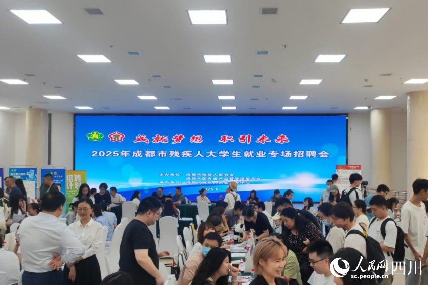 招聘會(huì)現(xiàn)場(chǎng)。施瑩攝