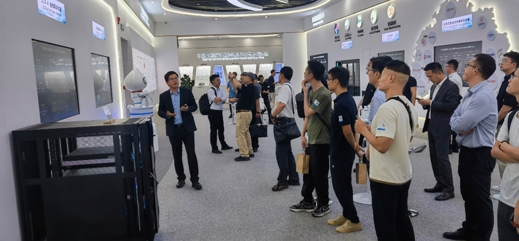 華為成都研究所存儲展廳參觀。主辦方供圖