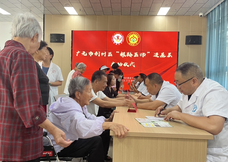 醫療老專家為市民義診。姜曉清供圖
