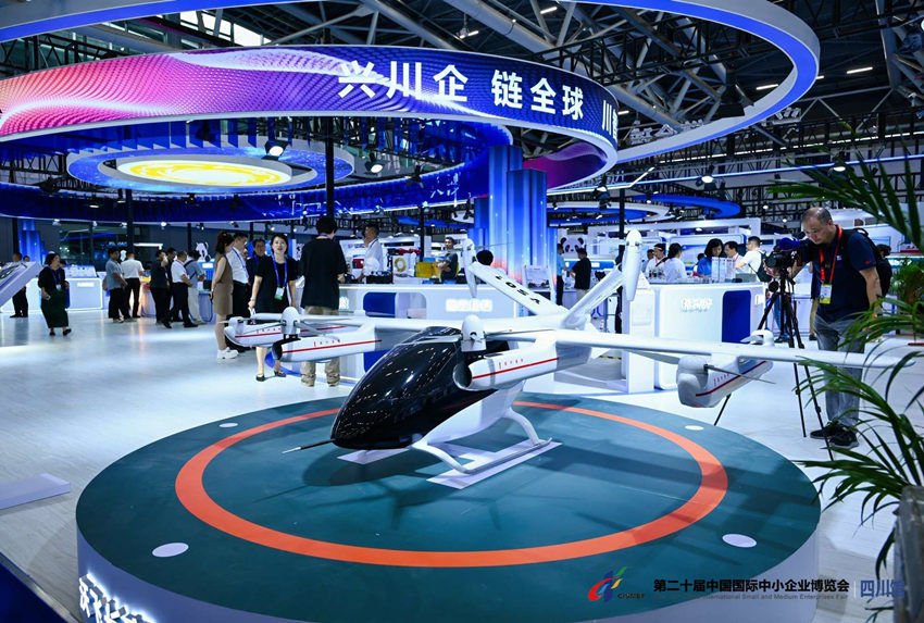 沃飛長空展示的新一代eVTOL飛行器（1：4等比例縮?。?。四川省經(jīng)濟(jì)和信息化廳供圖