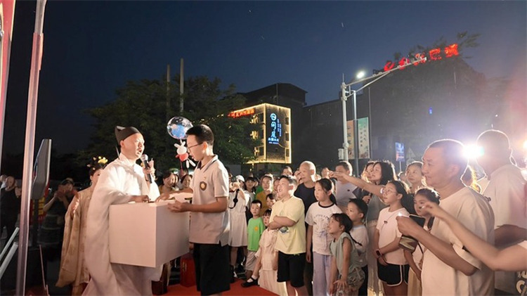演員與游客即興對答“飛花令”。綿竹市融媒體中心供圖