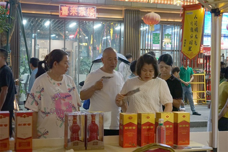 市民游客品鑒綿竹美酒。綿竹市融媒體中心供圖
