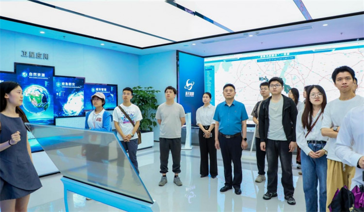 參觀環天智慧衛星科技展示中心。王孟平供圖