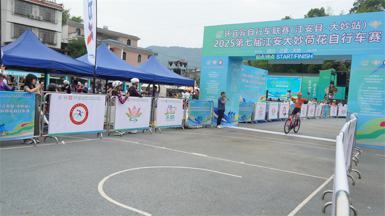 達到終點。江安縣融媒體中心供圖