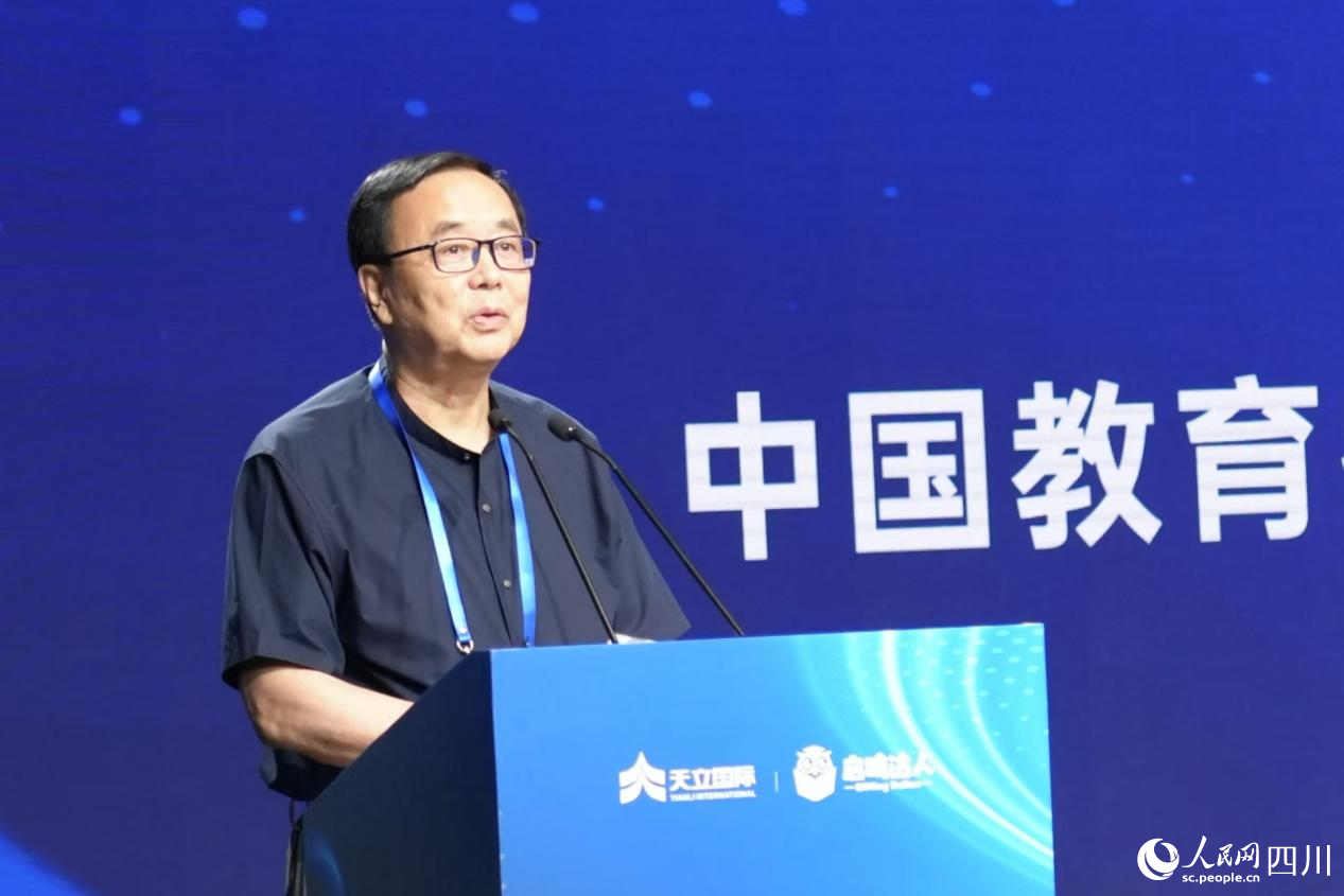 中國教育技術(shù)協(xié)會監(jiān)事長、教育數(shù)字人推進(jìn)工作組組長張少剛。人民網(wǎng)記者 郭瑩攝
