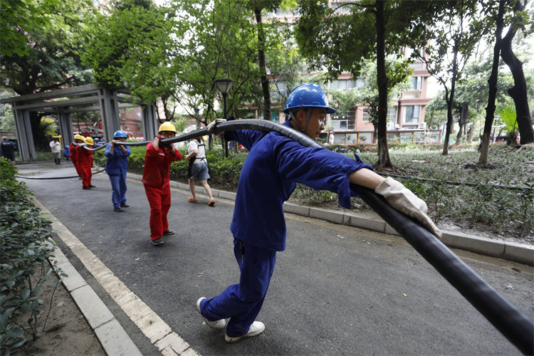 7月4日，國網成都供電公司成華供電中心工作人員在銀鑼灣小區緊急施放電纜，開展故障搶修工作。陳紅梅攝