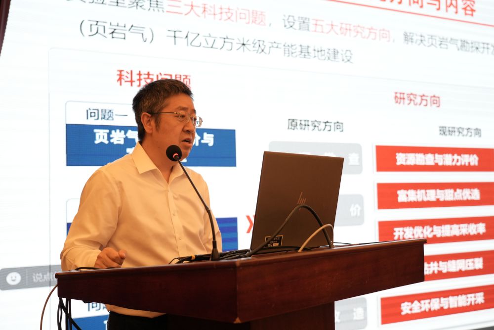 中國石油西南油氣田公司頁巖氣研究院院長、正高級工程師，實(shí)驗(yàn)室常務(wù)副主任吳建發(fā)在會議上發(fā)言。人民網(wǎng)記者 李平攝